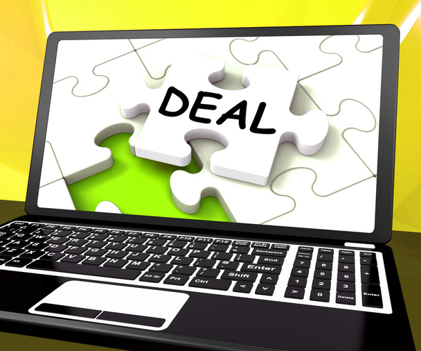 Deal Laptop mostra contrato de negócios ou negociação on-line
 - Foto, Imagem