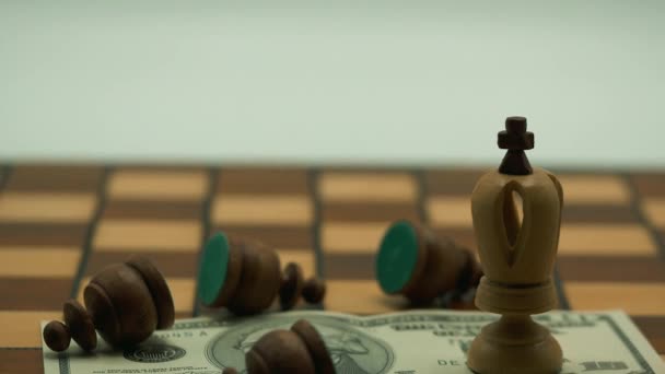 Koning Schaken stukken en pionnen op een dollar bankbiljet op een schaakbord - Video