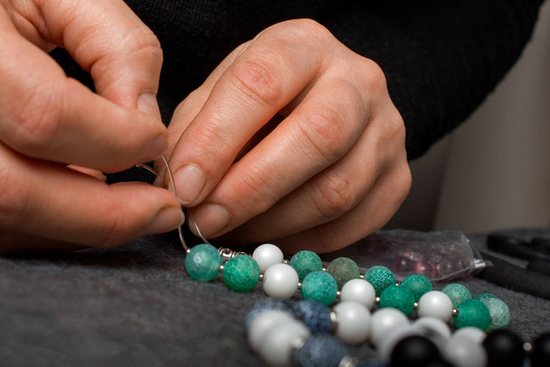 Frau macht hausgemachte Perlen Armband, Nahaufnahme. - Foto, Bild