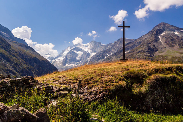 Cruz de madera en Pennine Alps, Suiza
 - Foto, imagen