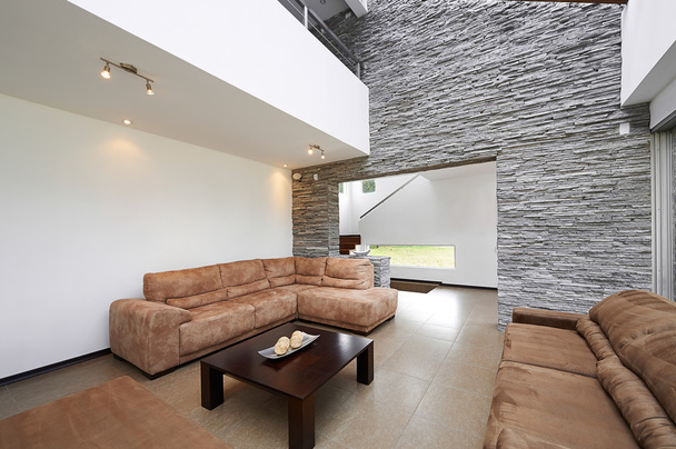 Diseño interior: Sala de estar moderna con gran pared blanca vacía
 - Foto, Imagen