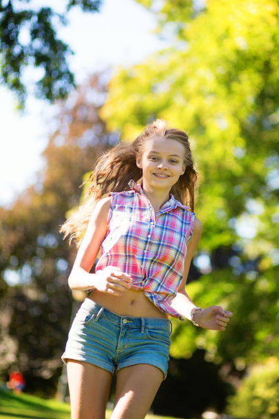 Girl running outdoors - Foto, imagen