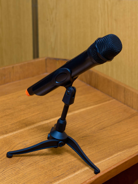 Microphone sans fil sur un petit support noir
. - Photo, image