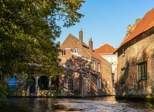 Stadsgezicht van Oud Brugge met het kanaal  - Foto, afbeelding