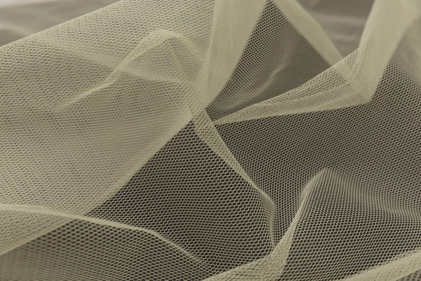 schöne Nahaufnahme von weißem Tüll mit textiler Textur Hintergrund - Foto, Bild