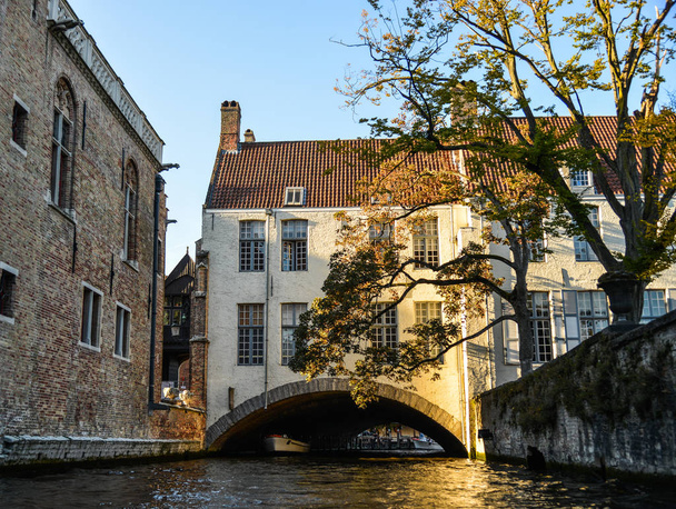 Stadsgezicht van Oud Brugge met het kanaal  - Foto, afbeelding