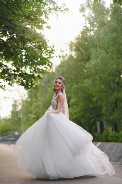 hübsche blonde Braut posiert im Frühlingsgarten - Foto, Bild