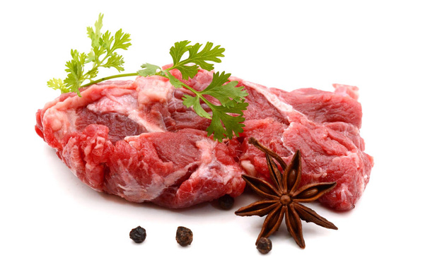 fragment ogromne czerwone mięso i stek na białym tle nad białym  - Zdjęcie, obraz