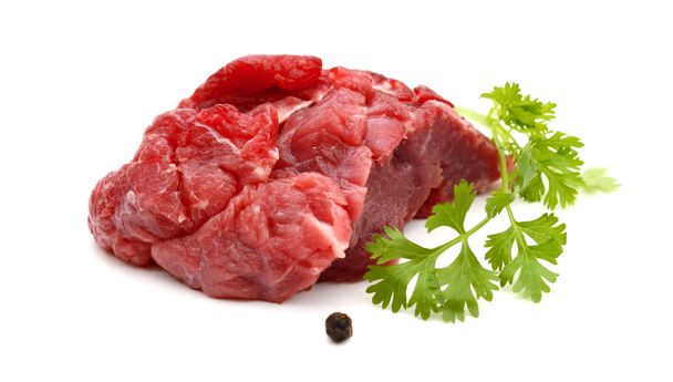 Pedaços de goulash de carne de bovino em bruto, isolados sobre branco
 - Foto, Imagem