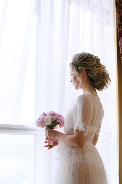 Portrait of bride in peignoir - Foto, imagen