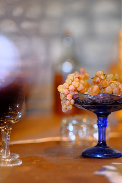 wineglasses with grapes on tray - Foto, immagini