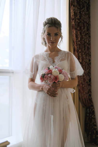Portrait of bride in peignoir - Фото, зображення