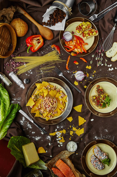 Taco messicano con varietà di antipasti di tavola
 - Foto, immagini