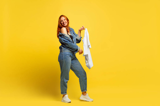 Caucasian womans portrait isolated on yellow studio background, follower be like - 写真・画像