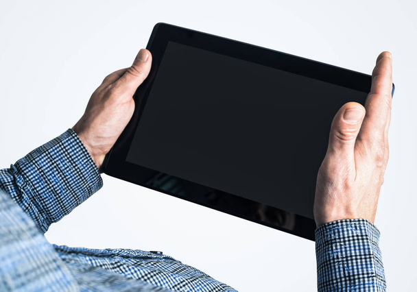 Close-up de empresário usando tablet digital com display em branco
 - Foto, Imagem