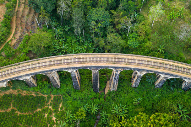 Widok z lotu ptaka na Most Dziewięciu Łuków na Sri Lance - Zdjęcie, obraz