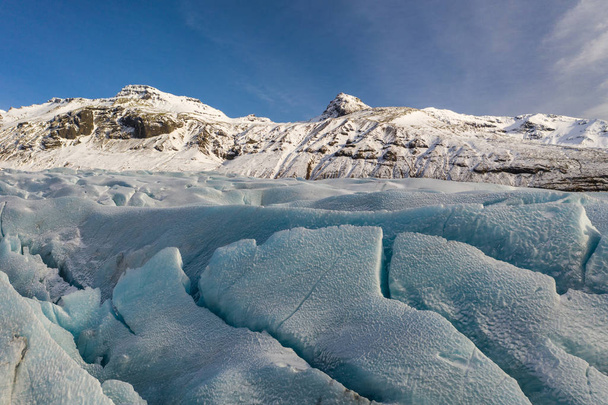 Widok z powietrza na lodowiec Sv nafellsj kull w słoneczną pogodę. Początek wiosny na Islandii - Zdjęcie, obraz