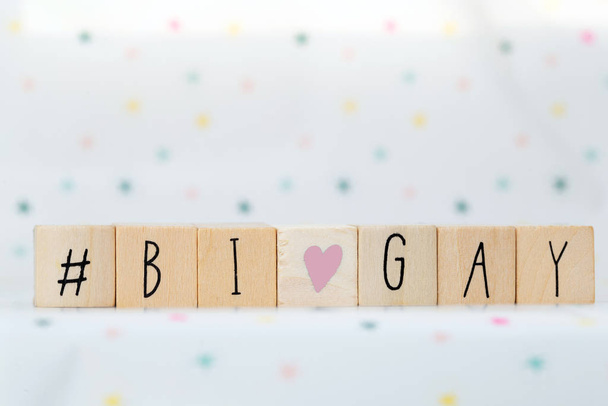 Cubos de madeira com uma hashtag e a palavra Bi e Gay, conceito de mídia social
 - Foto, Imagem