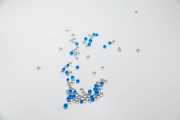 blauwe en transparante gel kralen - Foto, afbeelding