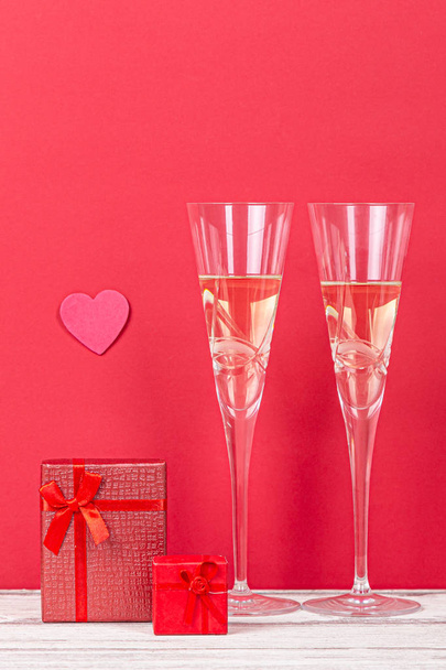 Der Hintergrund des Valentinstages. mit Geschenken und Herzen, in rot und weiß, Draufsicht. san valentin und liebe konzept. - Foto, Bild