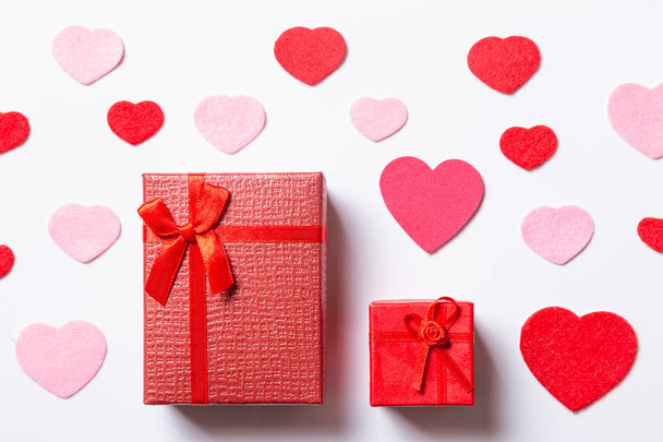 Der Hintergrund des Valentinstages. mit Geschenken und Herzen, in rot, rosa und weiß, Draufsicht. san valentin und liebe konzept. - Foto, Bild