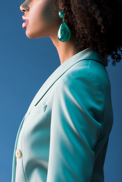cropped view of african american woman in suit and earring isolated on blue - Foto, Imagem