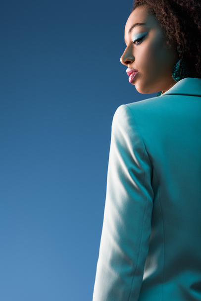 atractiva mujer afroamericana en traje aislado en azul
 - Foto, Imagen