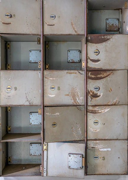 Старые пустые и заброшенные шкафчики, некоторые все еще закрыты и заперты. Вы можете видеть, что они старые из-за ржавчины пятна
 - Фото, изображение