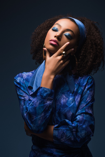 stylish african american woman with closed eyes isolated on blue  - Foto, afbeelding