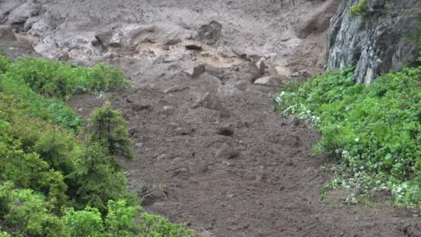 地滑りの泥が谷を流れている。石の岩と土壌の水と混合。地震、自然災害、洪水、建設掘削、地滑りに最適です。自然災害道路工事。泥土土. - 映像、動画