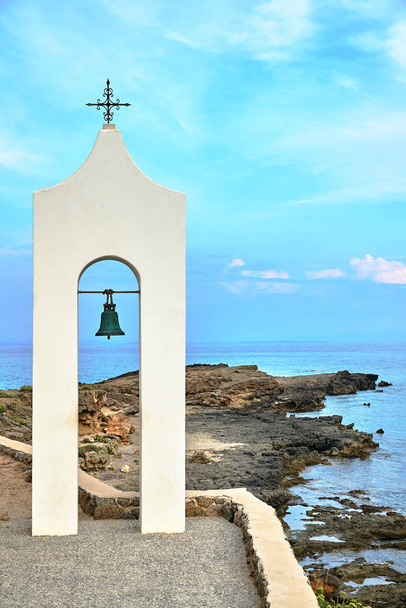 Бельфрі православної каплиці на острові Закінтос (Греція). - Фото, зображення