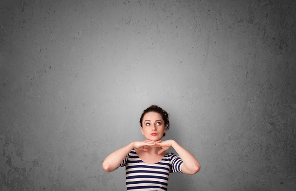 Mujer joven haciendo gestos con espacio de copia
 - Foto, Imagen