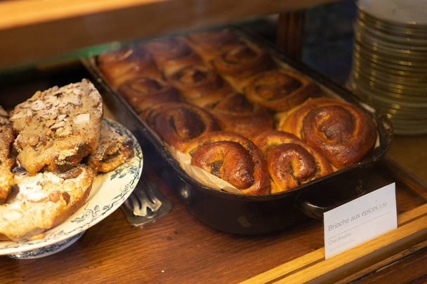 Délicieux petit déjeuner dans un café français : brioche buns dans une casserole
 - Photo, image