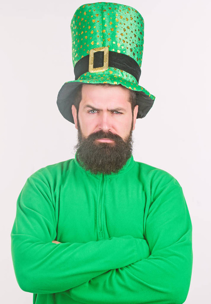 Bearded and green. Hipster in leprechaun hat and costume keeping arms crossed. Irish man with beard wearing green. Bearded man celebrating saint patricks day. Happy saint patricks day - Fotoğraf, Görsel