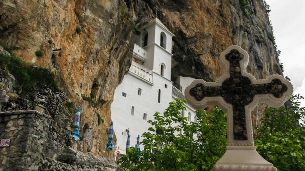 панорамний вид Острозького монастиря (Чорногорія). - Фото, зображення