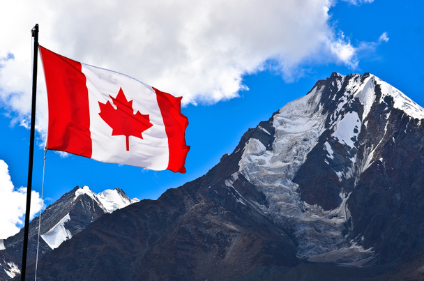 Флаг Канады и горы
 - Фото, изображение