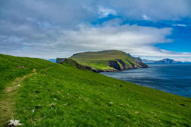 Mykines ilha verde e oceano nas Ilhas Faroé
 - Foto, Imagem