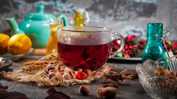 Red Hot herbata Hibiscus w szklanym kubku - Zdjęcie, obraz