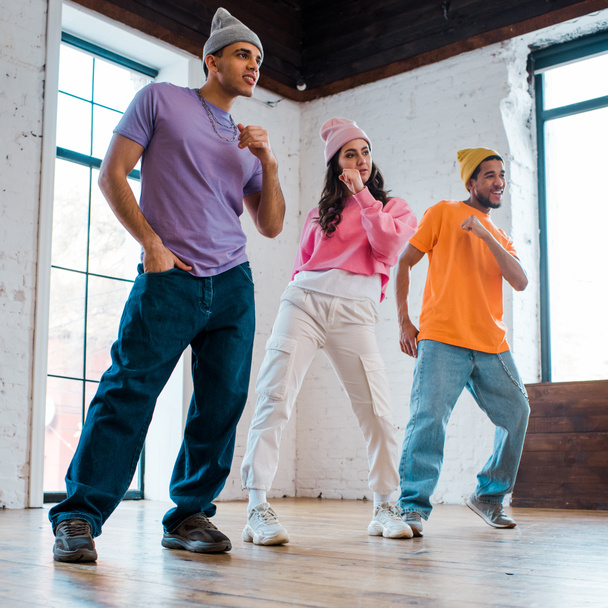 hommes multiculturels élégants chapeaux breakdance avec belle fille
  - Photo, image