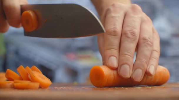 Mujer cortando zanahoria en la mesa, primer plano
. - Metraje, vídeo
