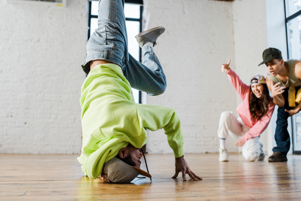 foyer sélectif du danseur afro-américain breakdance près de l'homme et la femme émotionnelle
 - Photo, image