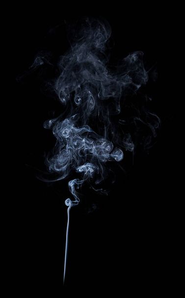 黒い背景に本物の白い煙の写真 - 写真・画像