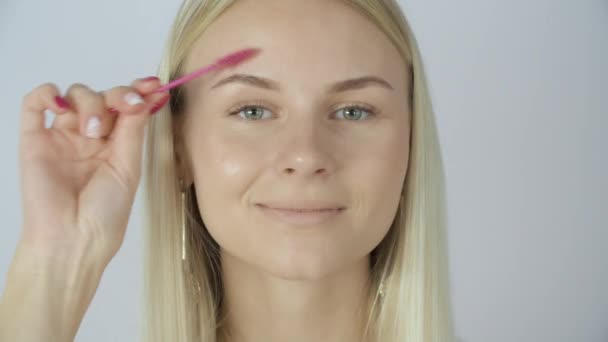 Frau bemalt Augenbrauen mit Pinsel - Filmmaterial, Video