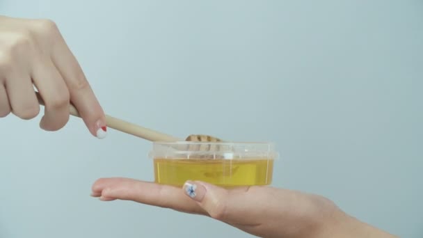 Honing druipend van honing Dipper op blauwe achtergrond - Video