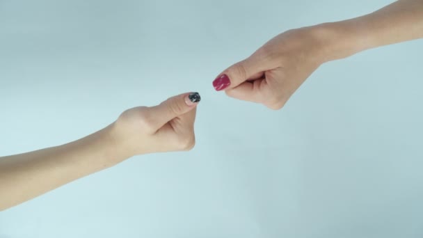 Rock Paper Scissors spielen als Schere schlägt Papier auf blauem Untergrund - Filmmaterial, Video