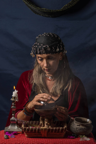 Cigano cartomante ou oráculo esotérico maravilhas sobre a bola de cristal mágico
 - Foto, Imagem