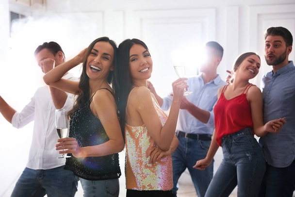 Paar glückliche Freunde mit Champagner tanzen auf Party - Foto, Bild