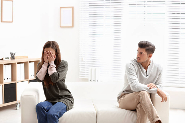 Emotional couple on sofa in psychologist's office - Photo, image