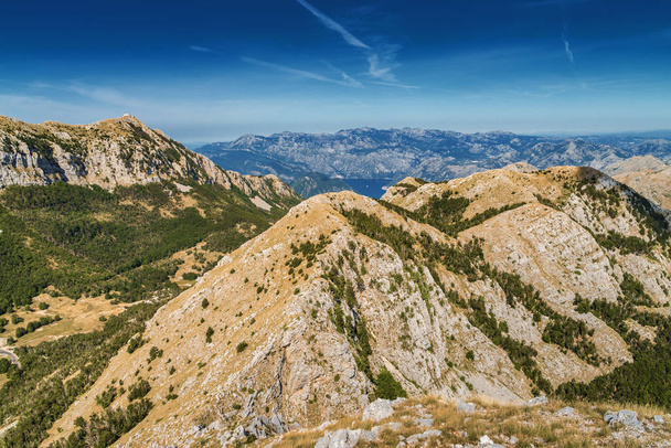 sonnige Berglandschaft des Nationalparks Lovcen, Dinarische Alpen,  - Foto, Bild