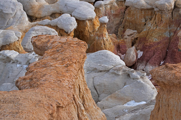 Zimní krajina pískovcových a hliněných geologických útvarů v Paint Mines Interpretive Park, Calhan, Colorado, USA - Fotografie, Obrázek